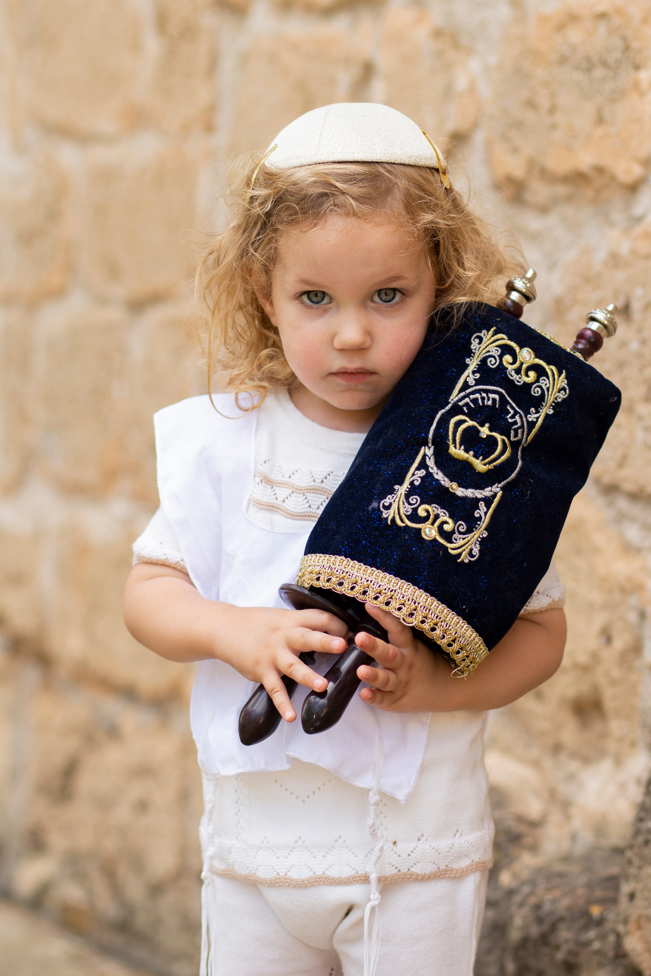 יעקב הקטן אוחז ספר תורה ביום החלאקה